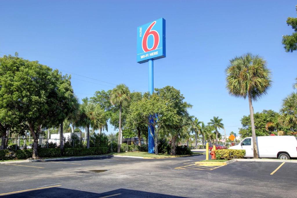 Motel 6-Lantana FL Main image 1